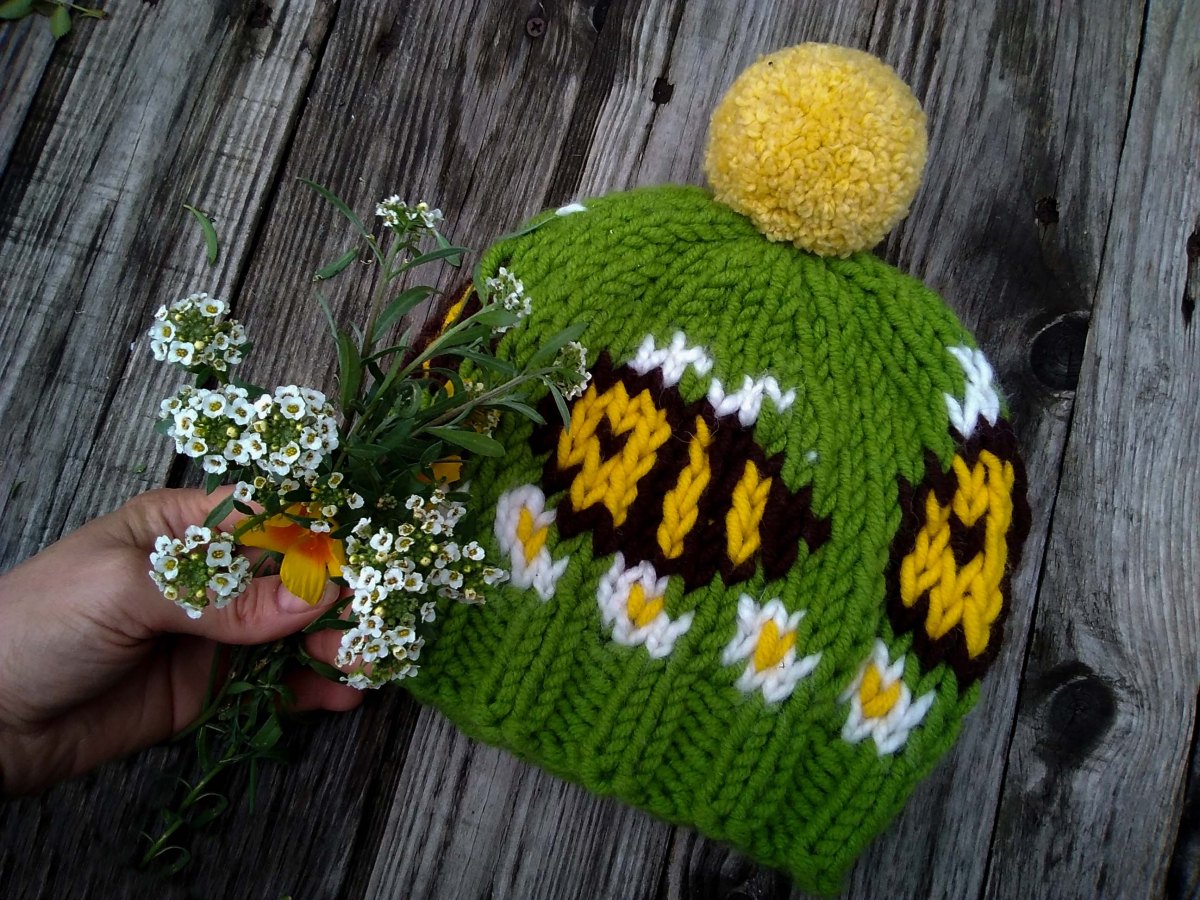 Bee Beanie [FREE Knitting Pattern]