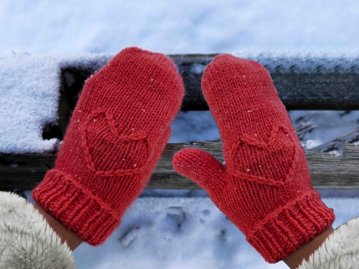 Arched Gusset Heart Mittens [FREE Knitting Pattern]